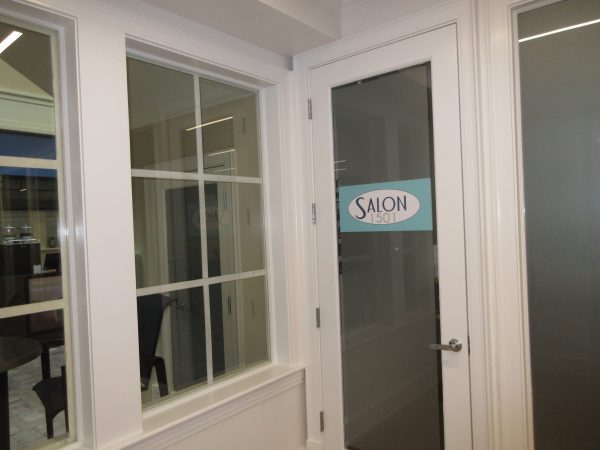 picture of a glass door that says Salon 501 on it
